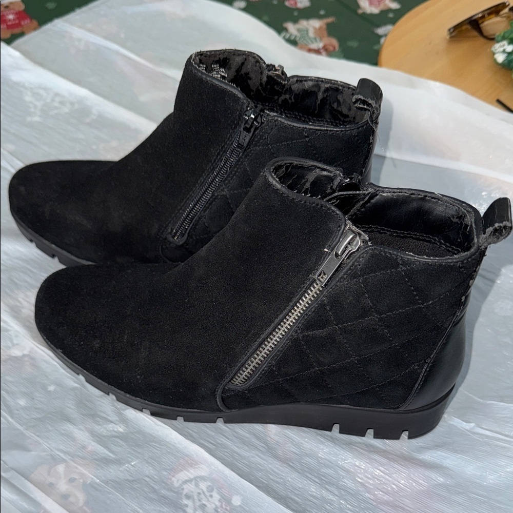 Sole sensibility women’s Black Quilted Ankle Boots leather upper size 7.5